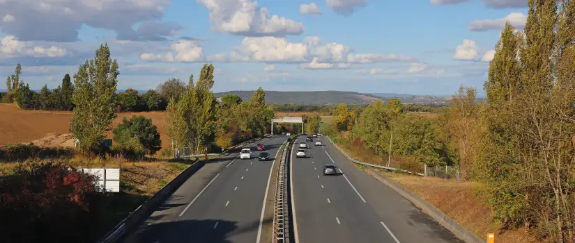 Luftaufnahme der Autobahnen A13 und A14 in Frankreich mit Free-Flow-System, das Kameras und Sensoren zur barrierefreien Mauterhebung zeigt.